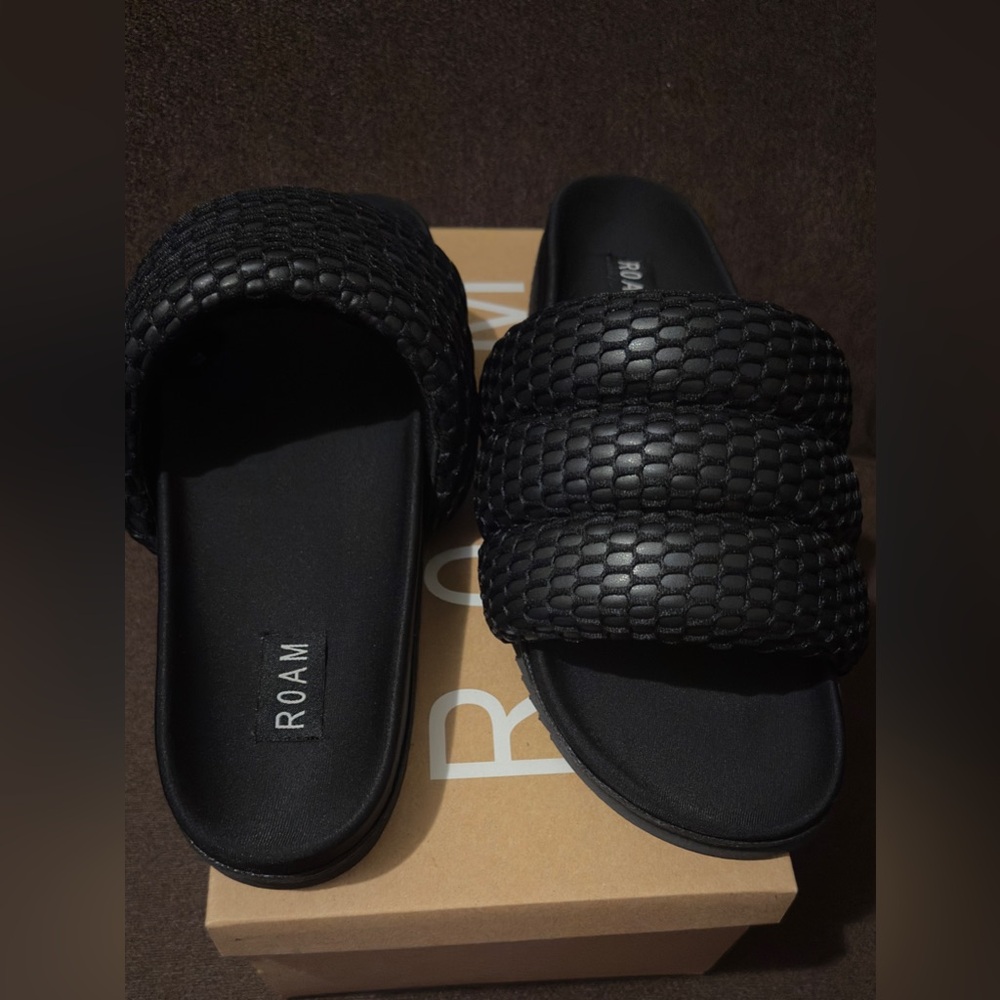 BRAND NEW WITH TAGS. ROAM Black Sandals Comfortable Stylish Footwear. Size 12